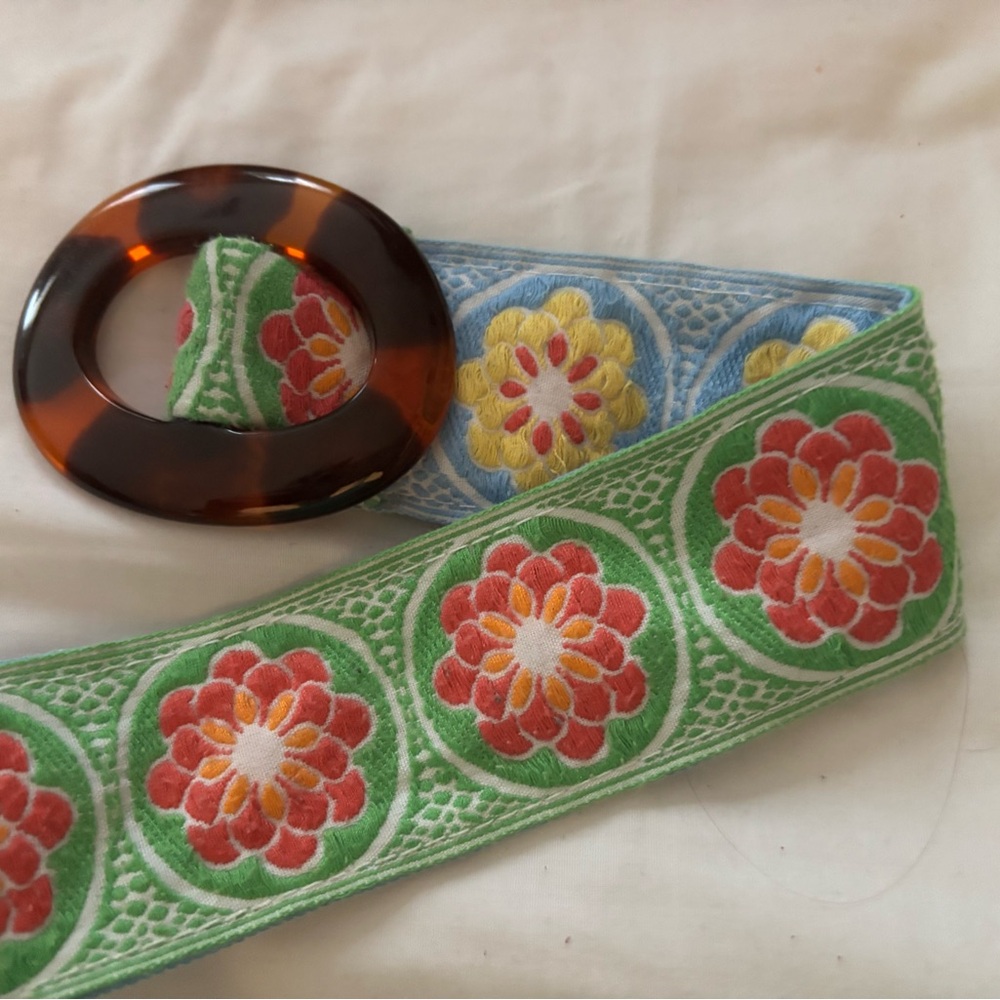 Floral Embroidered Green Belt with Tortoise Shell Buckle Size L